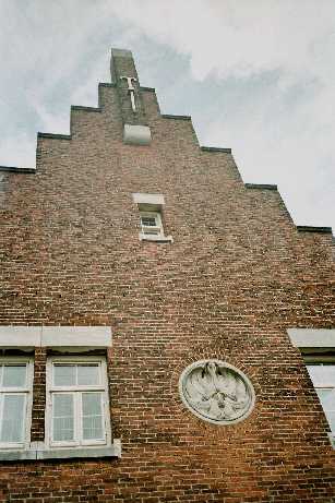 ahogehuysgevelmetgevelsteen.jpg